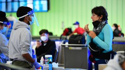 Estados Unidos apuesta por el testeo en aeropuertos y otras locaciones de sus principales ciudades para frenar la propagación de la nueva cepa.