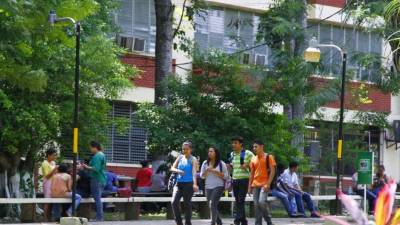 Estudiantes caminan por la plaza de la Unah-vs.