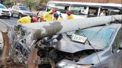 El carro quedó destruido casi en su totalidad.
