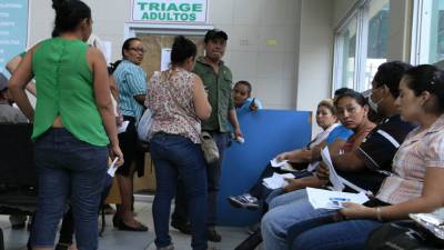 Los pacientes esperan varias horas para ser atendidos en la sala de emergencia del Seguro Social.