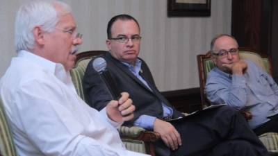 Víctor Villalobos, Mario Méndez y Juan Rafael Lizano durante un conversatorio en San Pedro Sula. Foto: Cristina Santos
