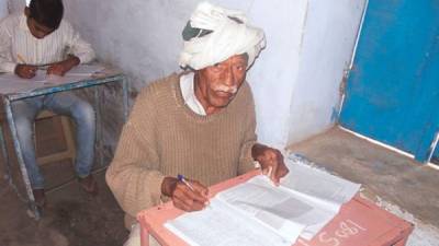 En la grafica se observa al indio Shiv Charan Yadav (77) realizando sus estudios. Foto cortesía de Indiatoday.intoday.in