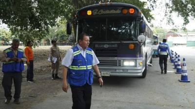 El IHTT, profesionales del Infop y Copeco durante las revisiones físico-mecánicas de las unidades en el plantel de la 33 calle.