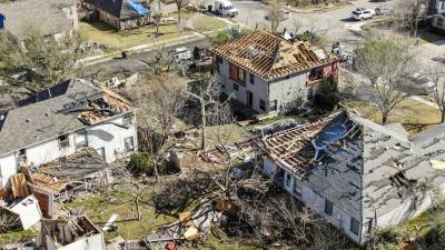Una fotografía aérea realizada con un dron muestra viviendas dañadas tras el paso de una serie de tornados por Round Rock, Texas.