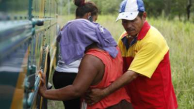 Familiares de la víctima llegaron al sector y lloraban en las afueras del bus.
