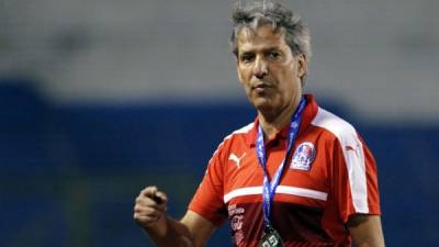 Carlos Restrepo, técnico del Olimpia, durante el partido ante Plaza Amador. Foto Neptalí Romero