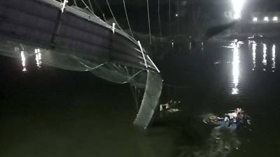 Un centenar de muertos dejó el colapso de un puente colgante recién inaugurado en la India.