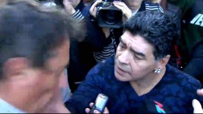 El exfutbolista argentino Diego Maradona dio una bofetada a uno de los periodistas que le rodearon a la salida de un espectáculo.