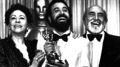 Jose Luis Garci (centro), con la estatuilla del oscar en la mano, acompañado de Encarna Paso y Antonio Ferrandis. EFE/Archivo
