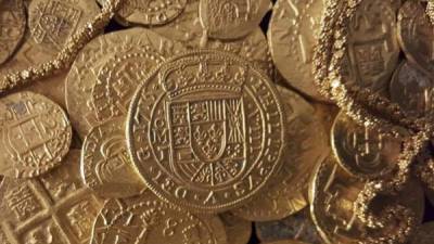 Cada moneda española tiene un valor de 300,000 mil dólares. Los cazatesoros encontraron 350.