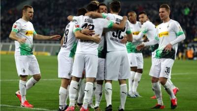 Los futbolistas del Borussia Mönchengladbach decidieron no cobrar parte de su salario por el coronavirus y así ayudar a su club.