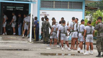 Jóvenes de todo el país llegan a la Fuerza Naval en Puerto Cortés.