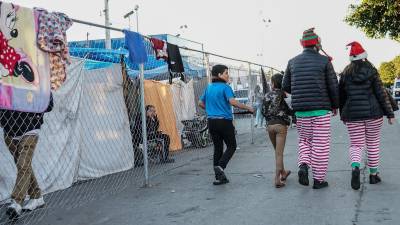 El panorama en Tijuana, el cruce fronterizo más concurrido del norte de México, refleja el flujo migratorio récord hacia Estados Unidos.