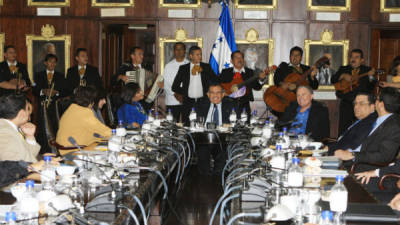 Durante el almuerzo en Casa Presidencial los mariachis tocaron Las Golondrinas a petición del presidente Lobo.