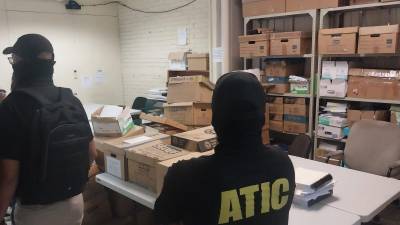 Agentes de la Agencia Técnica de Investigación Criminal (Atic) inspeccionan las oficinas del TSC, en la Unidad de Municipalidades.