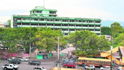 El Hospital Escuela, como otros, está rodeado de grandes masas poblacionales.