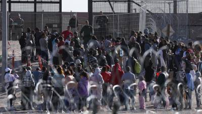 Miles de migrantes se aglomeran frente a la frontera de EEUU en El Paso para solicitar asilo a pocas horas de que se suspenda el Título 42.