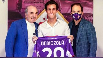 Álvaro Odriozola ya fue presentado por la Fiorentina.