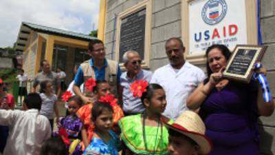 Donan ocho aulas a escuela sampedrana