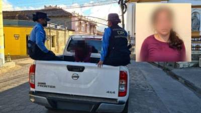 Agentes de la DPI trasladan a la sospechosa a una estación policial tras las acusaciones de parricidio en su contra.