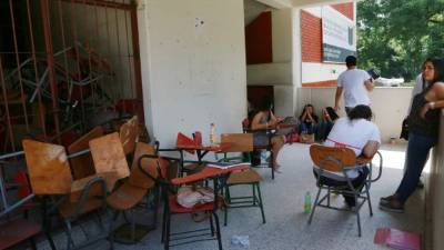 Estudiantes bloquearon el acceso a los edificios uno y cinco.