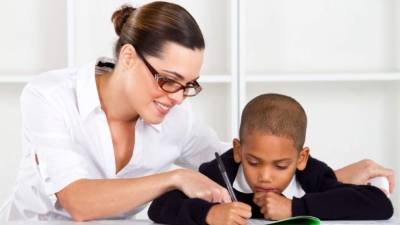 En países como Finlandia, Luxemburgo, Hungría, Malta, Portugal y Rumanía tienen un número mínimo de horas que los docentes deben dedicar obligatoriamente a cursos de formación.