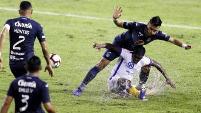 Denil Maldonado cae en cima del delantero del Waterhouse, Colorado Murray, en una disputa por el balón. Foto Neptalí Romero