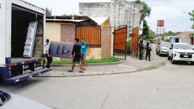 <b><span class=mln_uppercase_mln>Operativo.</span></b> Familiares de Luis Madsen sacaron sus enseres.<span class=mln_uppercase_mln> </span>