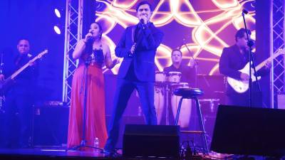 El concierto se desarrolló con el fin de recaudar fondos para beneficiar a los dos niños que no pueden <b>escuchar</b>