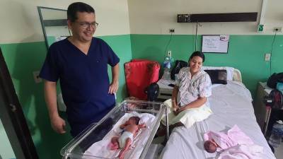 La madre hondureña está feliz por sus hijas sanas.