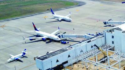 Viajeros y aerolíneas piden una mejora porque ni los puentes de embarque funcionan a veces.