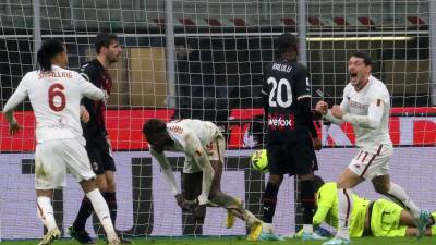 Milan deja escapar el triunfo ante la Roma y cae al tercer puesto