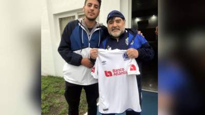 Diego Maradona recibió de manos del hijo de Pedro Troglio la camiseta del Olimpia como regalo. Foto @GiaanTroglio