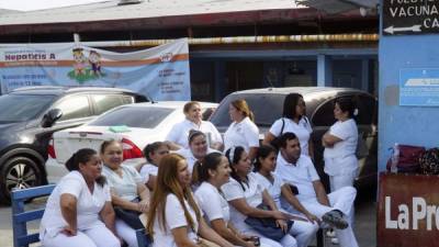 Afiliados a la Aneeah de brazos caídos en el centro de salud Paz Barahona.