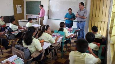 El alcalde Armando Calidonio en la escuela.