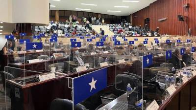 “Hacemos nuestras sus palabras de no aprobar cosas a la oscuridad de la noche”, cuestionó la bancada del Partido Nacional.