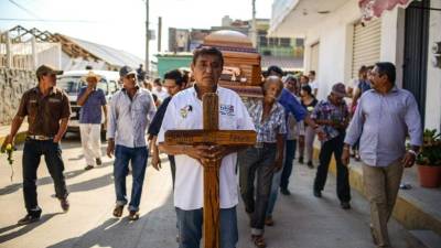 Amigos y familiares de Arturo Gómez, alcalde de Petatlán, Guerrero, cargan su cuerpo rumbo al panteón. Fue asesinado a balazos en un restaurante el 28 de diciembre. foto afp