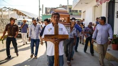 Amigos y familiares de Arturo Gómez, alcalde de Petatlán, Guerrero, cargan su cuerpo rumbo al panteón. Fue asesinado a balazos en un restaurante el 28 de diciembre. foto afp
