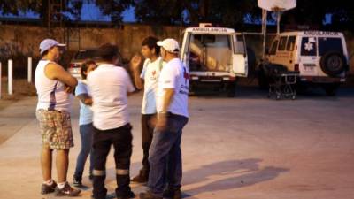 Miembros de la Cruz Roja intentaron salvar la vida del vendedor de frutas.