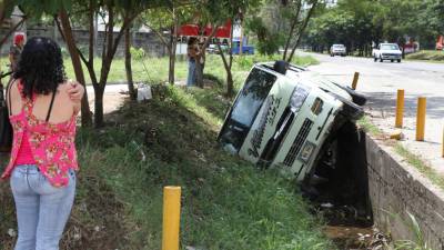 El percance se produjo ayer en la mañana frente a la residencial La Gran Villa.