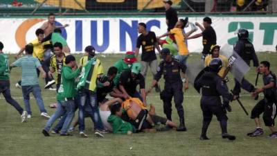 En el torneo pasado las barras de Marathón y Real España se pelearon en la cancha del estadio Yankel Rosenthal.
