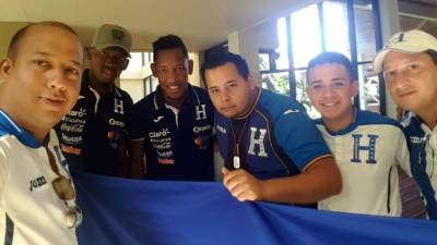 Alberth Elis y Romell Quioto posaron con los aficionados hondureños.