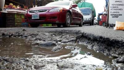 Los conductores pasan lento por la zona para no dañar sus carros en los enormes baches. Foto: Ricardo Claros.