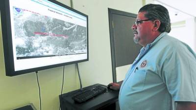 Juan José Reyes, jefe del SAT, explica el recorrido de la primera onda tropical.