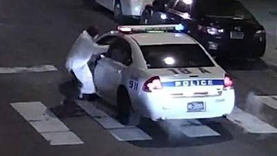 El ataque fue captado por una cámara de video.