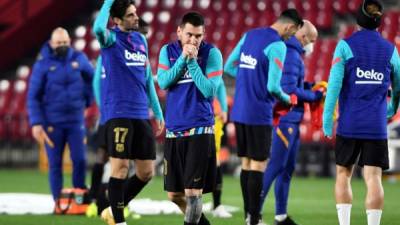 Lionel Messi durante el calentamiento del Barcelona previo al juego en Granada. Foto EFE