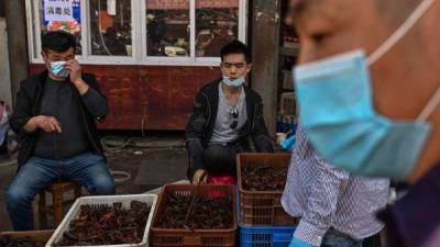 Más del 90% de los puestos del mercado más grande Wuhan, China, han reanudado sus ventas al público tras el fin de la cuarentena por el coronavirus. Aquí es donde se originó la pandemia y así lucen los mercados en la actualidad. Fotos AFP.