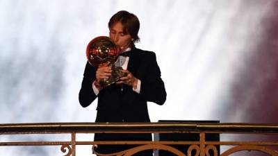 Luka Modric besando su Balón de Oro. Foto AFP