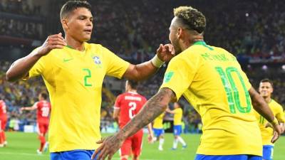 El jugador brasileño Thiago Silva (i) celebra un gol con su compañero Neymar. EFE/Archivo (RESTRICTIONS APPLY: Editorial Use Only, not used in association with any commercial entity - Images must not be used in any form of alert service or push service of any kind including via mobile alert services, downloads to mobile devices or MMS messaging - Images must appear as still images and must not emulate match action video footage - No alteration is made to, and no text or image is superimposed over, any published image which: (a) intentionally obscures or removes a sponsor identification image; or (b) adds or overlays the commercial identification of any third party which is not officially associated with the FIFA World Cup) (Mundial de Fútbol, Brasil, Moscú, Rusia) EFE/EPA/FACUNDO ARRIZABALAGA EDITORIAL USE ONLY