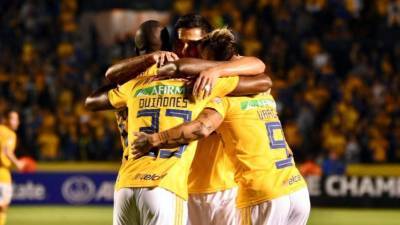 Los jugadores de Tigres celebrando el gol de Eduardo Vargas.